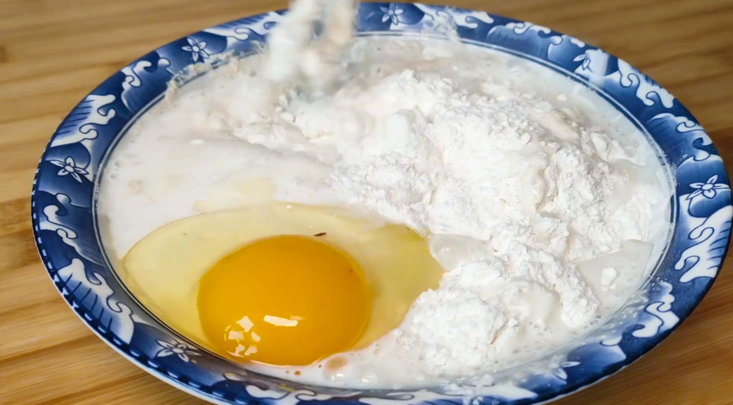 (加个鸡蛋能使油条蓬松哦)【制作步骤】300克面粉,一个鸡蛋,3克酵母,2