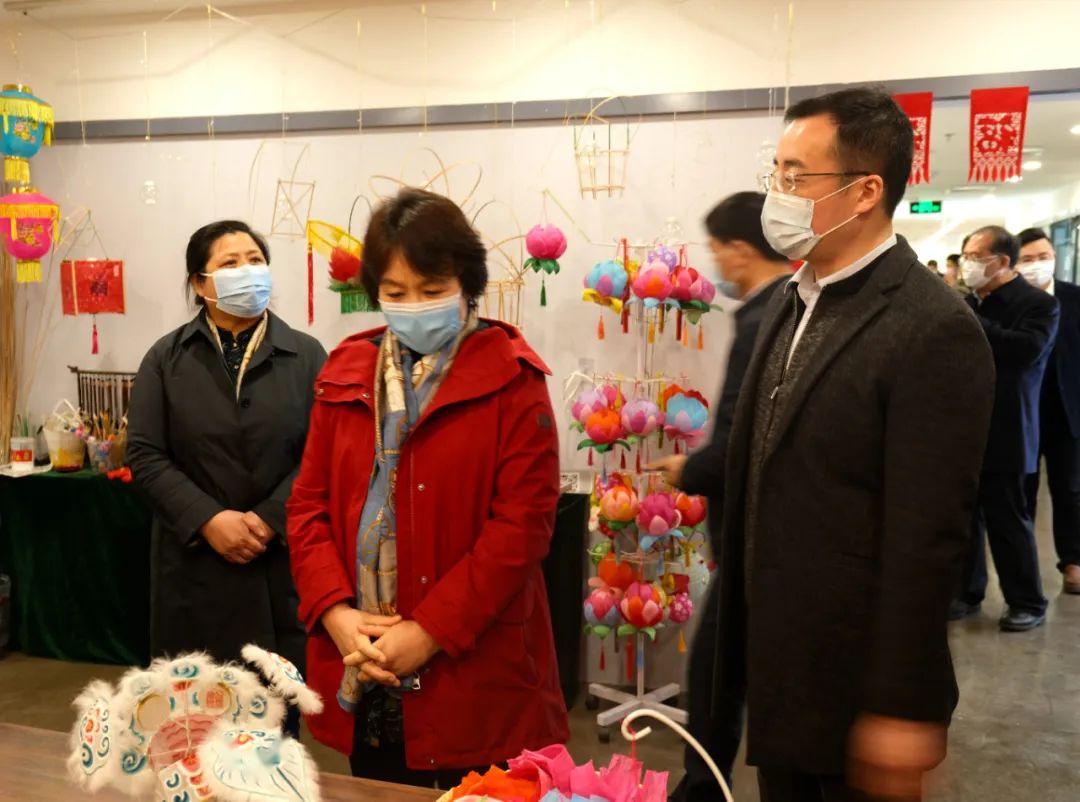 在陶艺坊内,传承人马志勇,杜树学详细地介绍了陶艺坊内的作品来源和