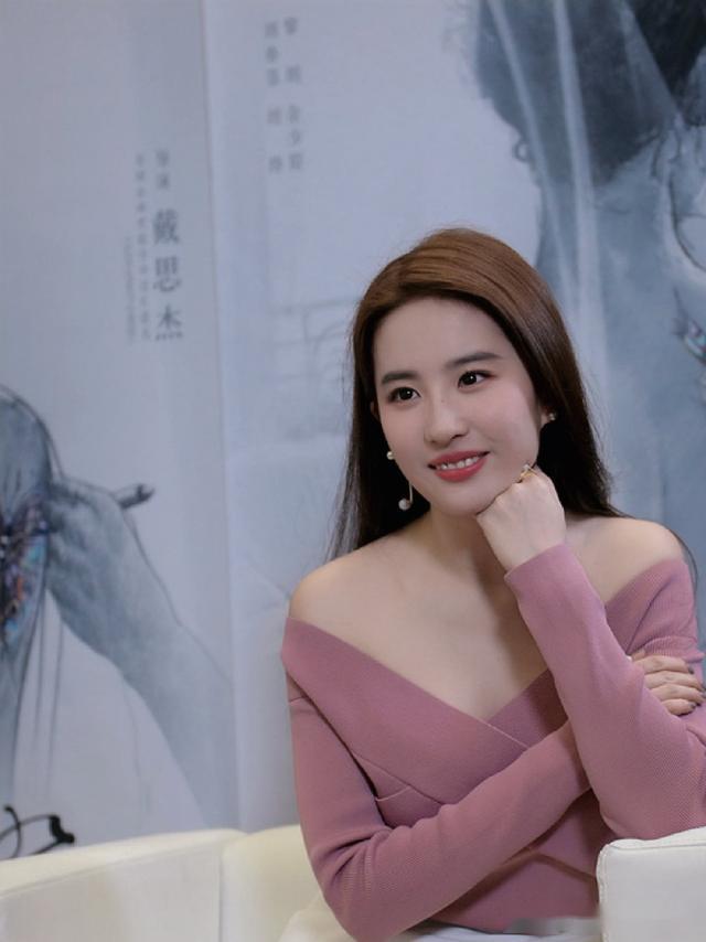 32岁刘亦菲真会穿波浪卷发秀美颜身材她是真的有贵族气质