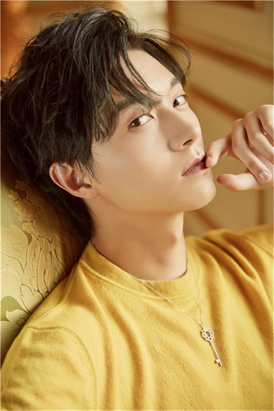 魏天浩春日写真曝光明黄色毛衣尽显少年感