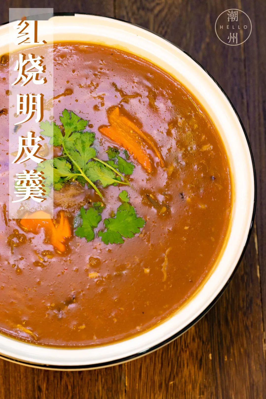 经过数小时熬制的鲨鱼皮羹也是到店必点的菜肴之一,用上汤煨煮肥美的