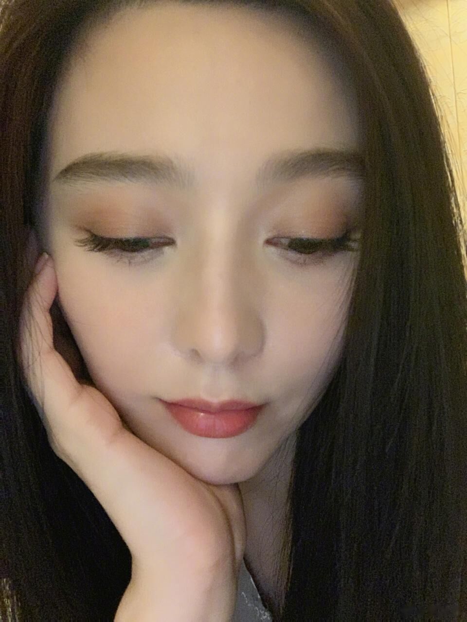 范冰冰近照曝光,对着镜头咬嘴唇样子可爱,被网友喊话期待复出