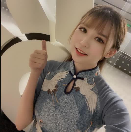 lpl美女解说瞳夕空降虎牙颜值不虚rita姿态有新目标