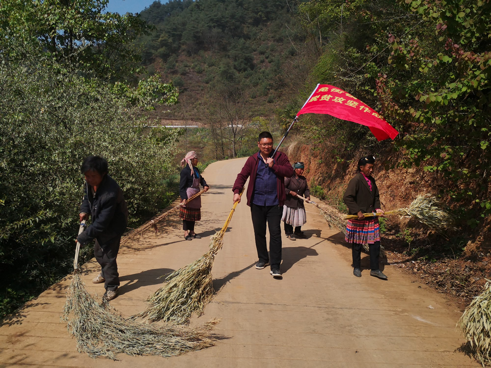 原创贵州威宁兔街镇杨柳村干群齐进合力补齐脱贫形象短板