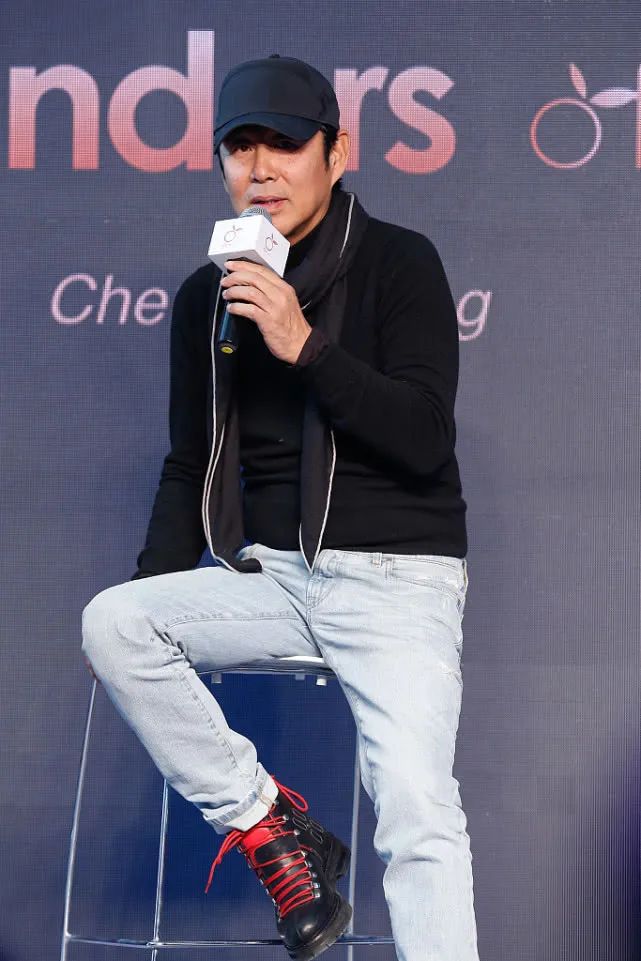 陈道明打造潮流范造型毫无违和感活力十足这哪像64岁