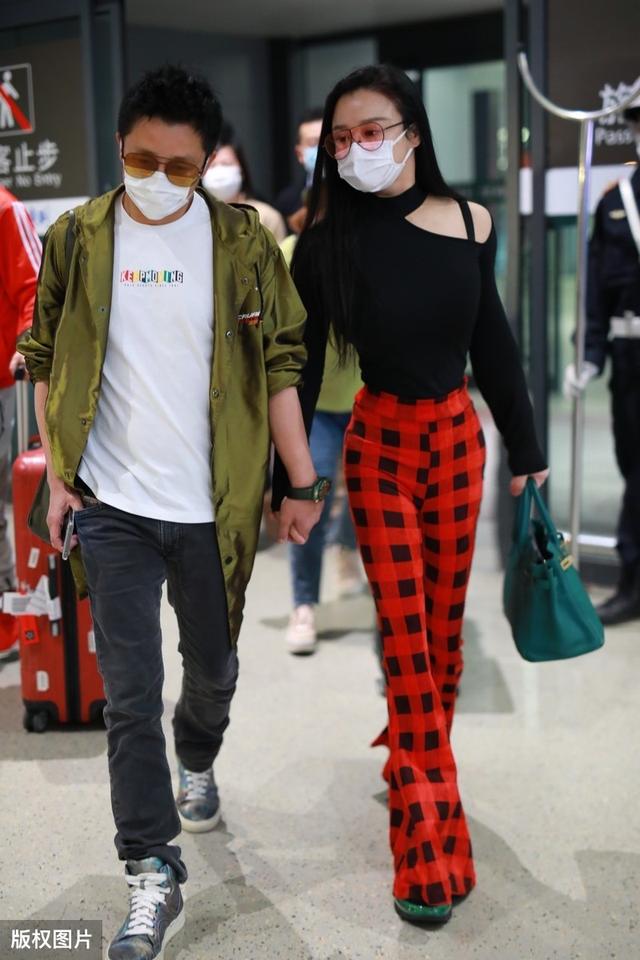 拳王邹市明现身机场,冉莹颖真会穿!网友:裤子自带马赛克?
