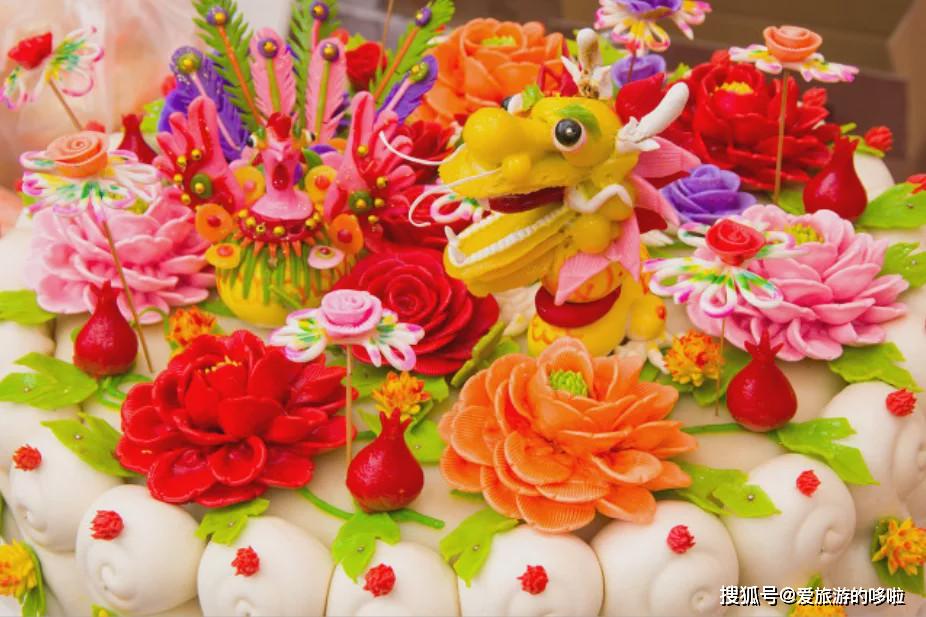 陕西关中乡村的喜庆花馍,用面粉为原料,加清油食盐和五香粉调味,经过