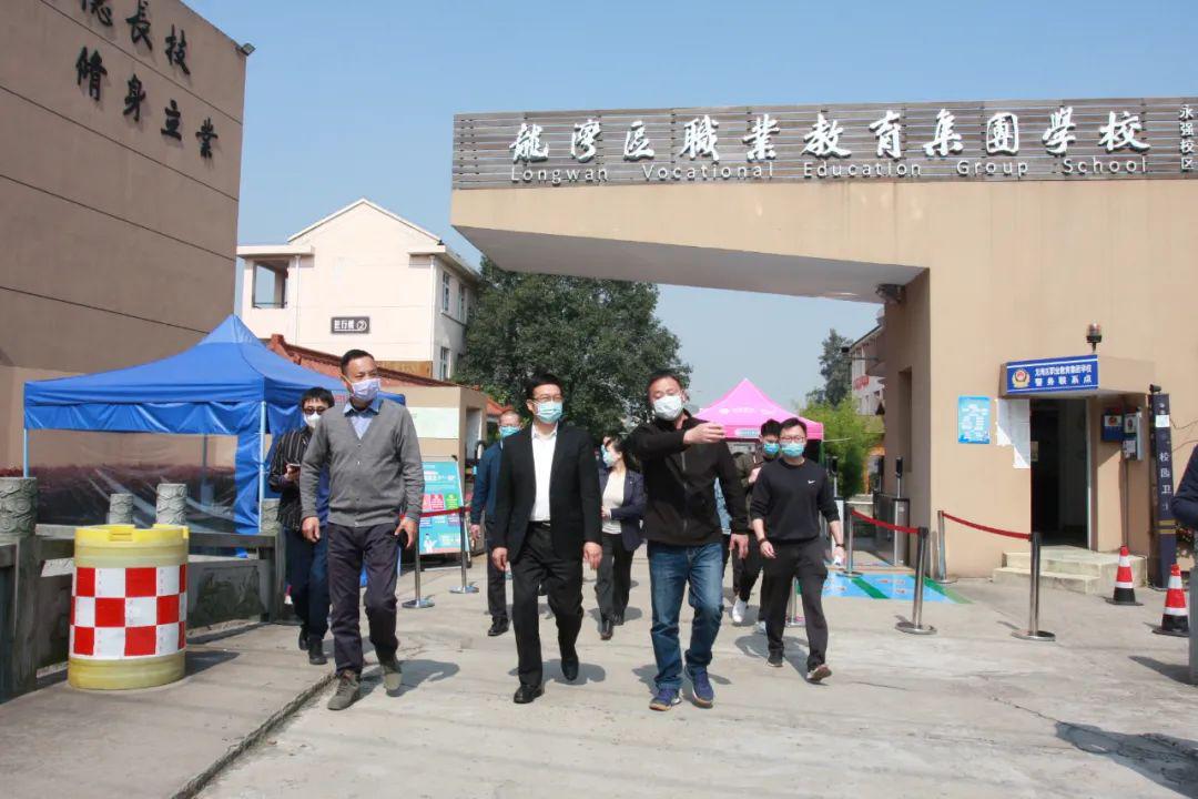 在龙湾区职业教育集团学校永中校区,周一富实地查看了测温通道,教室