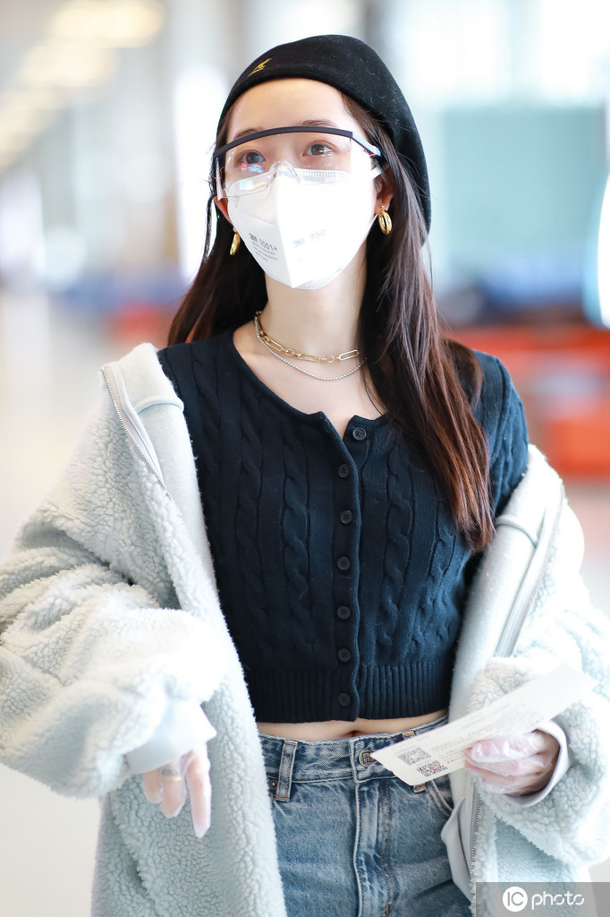 蒋梦婕超酷装扮现身机场皮肤白到发光