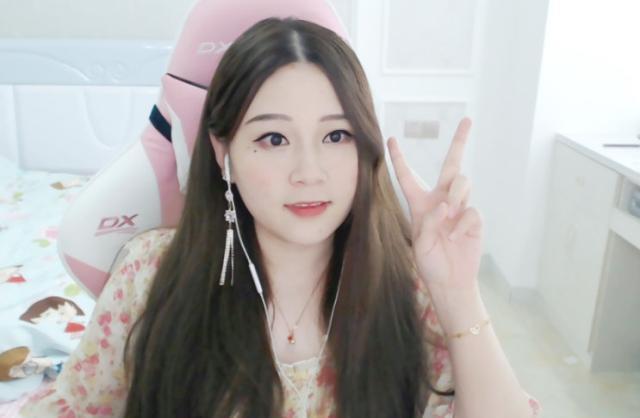 其实最初开始知道酥酥的还是从当时的yy直播说起,那