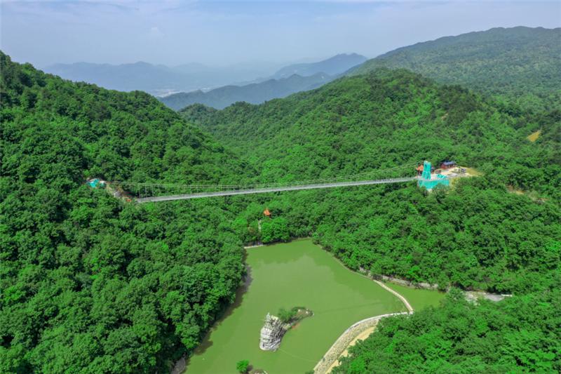 環繞著層層密密的森林隱匿於藍天白雲之下漢江源,一處能讓你開心又