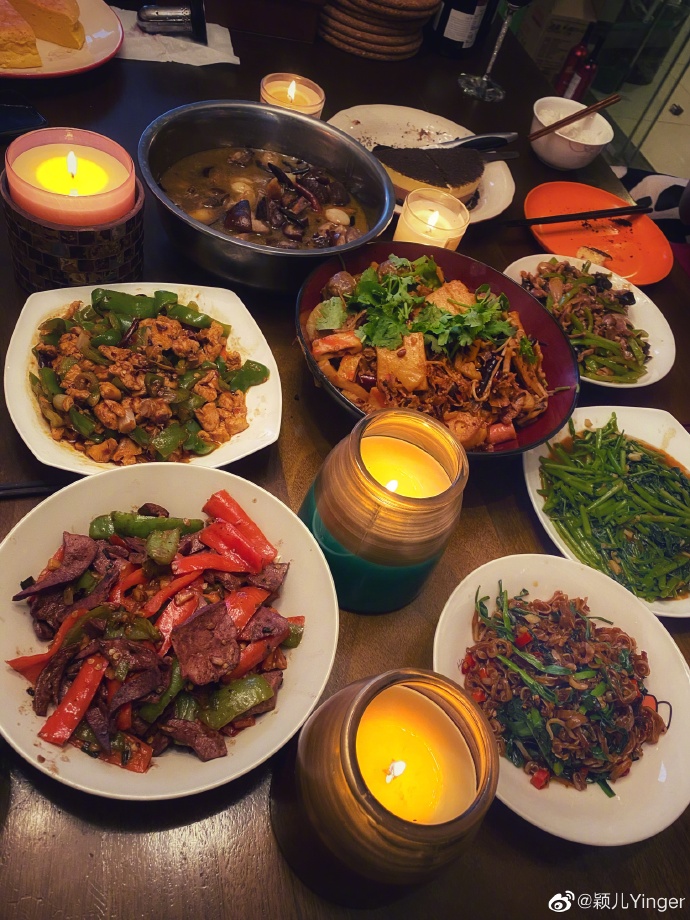 原创颖儿晒幸福夫妻俩烛光晚餐好浪漫付辛博甜品手艺很不错