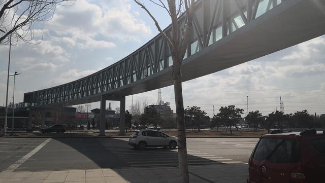 机场路上建成观光廊道式过街天桥,美观、跨度大,钢架结构-搜狐大视野-搜狐新闻