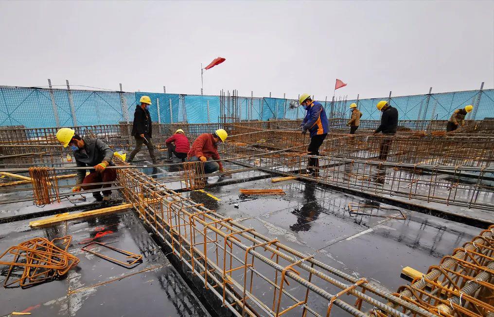 冒雨实拍阳泉开发区这些工地正干得热火朝天