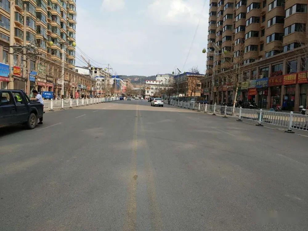 4月7日,隰县公安交警联合多部门对怡泽街长期占道经营的"马路市场"