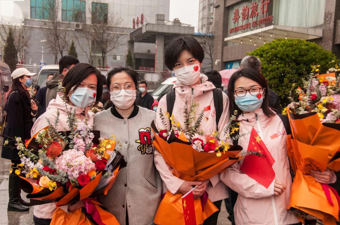 在酒店前,队员们与战"疫"期间并肩对抗病毒,结下深厚战斗友谊的医疗队
