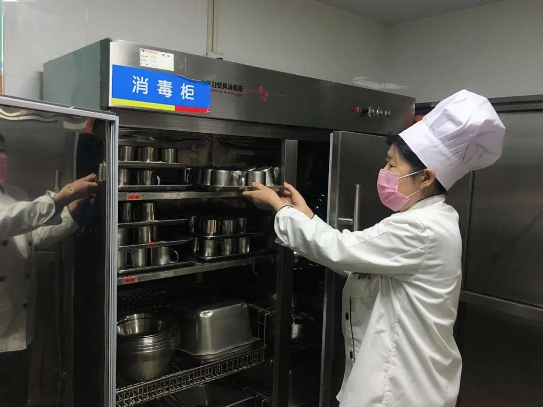 洗手消毒并佩戴好一次性医用口罩