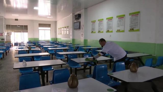 临夏中学政教处副主任高三年级a部部长 郭荷桥:在开学后我们会召集