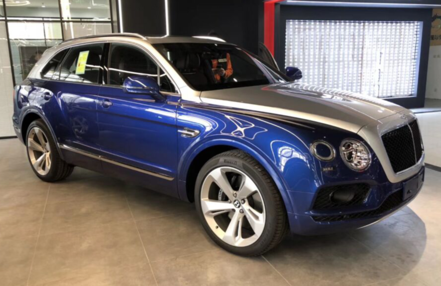 最新款宾利添越亮相双色车身40t动力提速与保时捷卡宴看齐