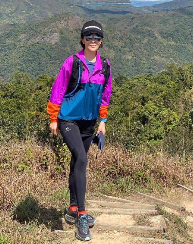 刘嘉玲晒登山照穿运动装打扮的年轻看素颜就是老年人