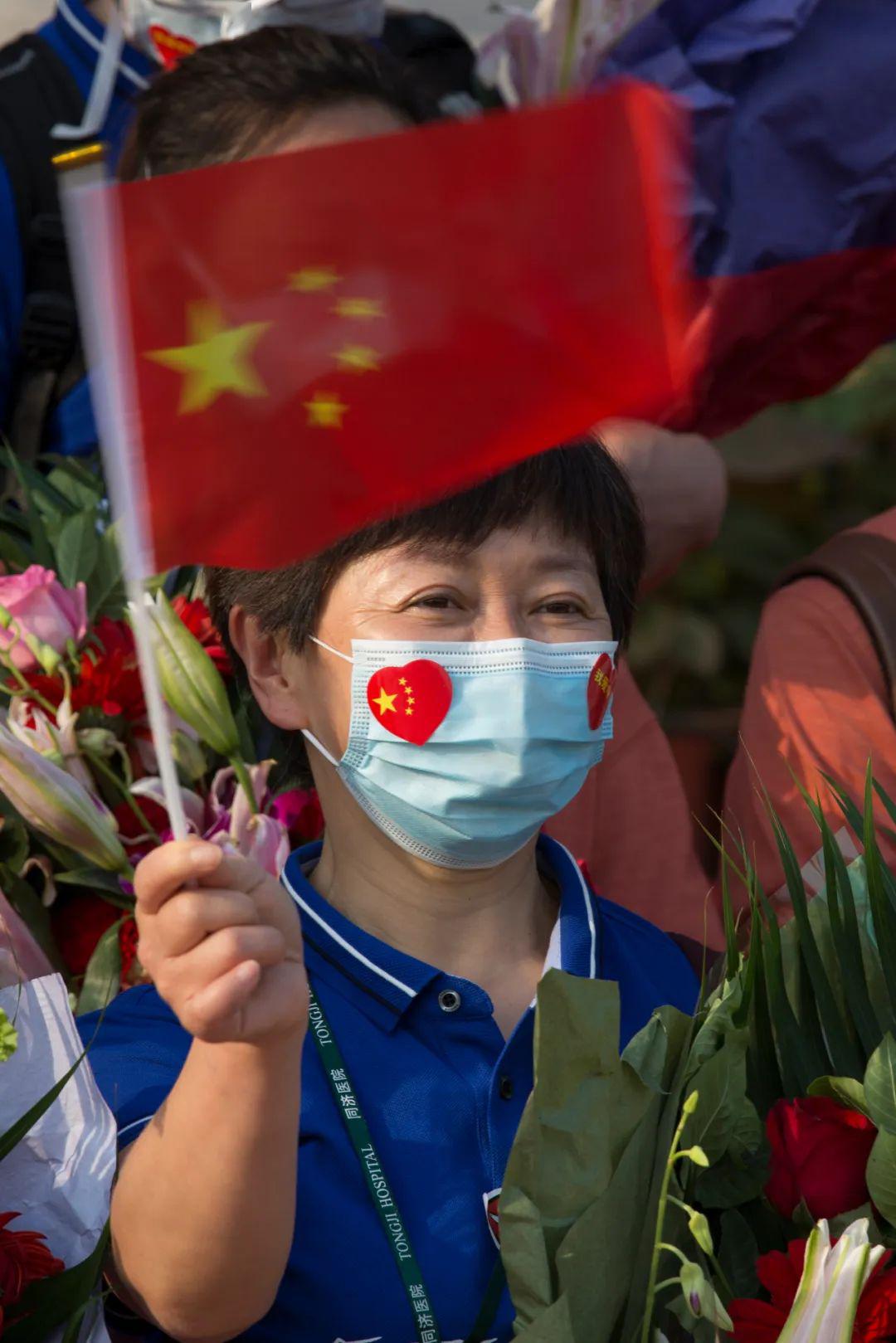 白衣执甲凯旋归来致敬中国马拉松大满贯逆行者