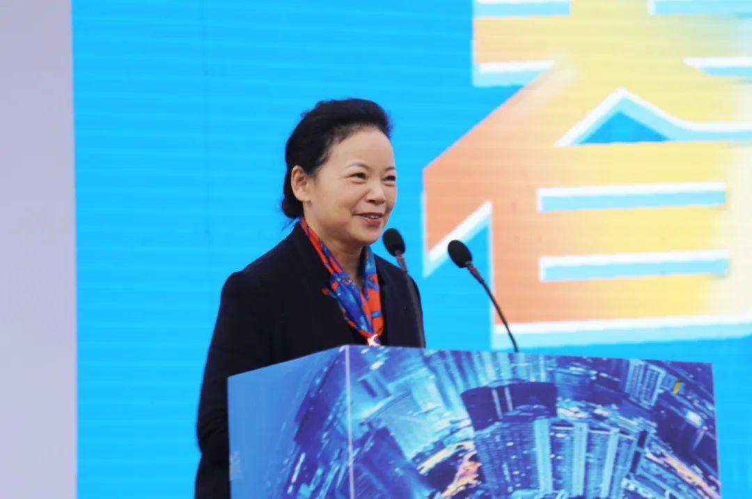 市委常委,宣传部长胡剑谨宣布出发令,副市长汤筱疏出席,区委书记