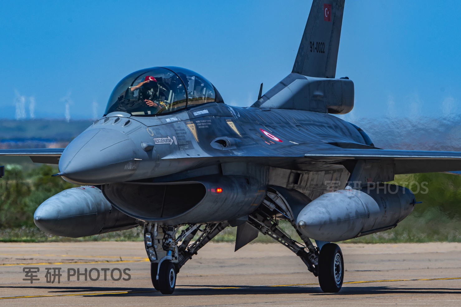 这是f-16c/d战斗机的中后期型号,最大的特点是配装一台通用公司的f110