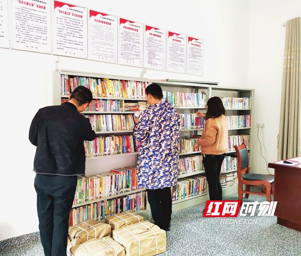 区委宣传部联合图书馆将2000余册图书送到全区各村的18个"农家书屋"
