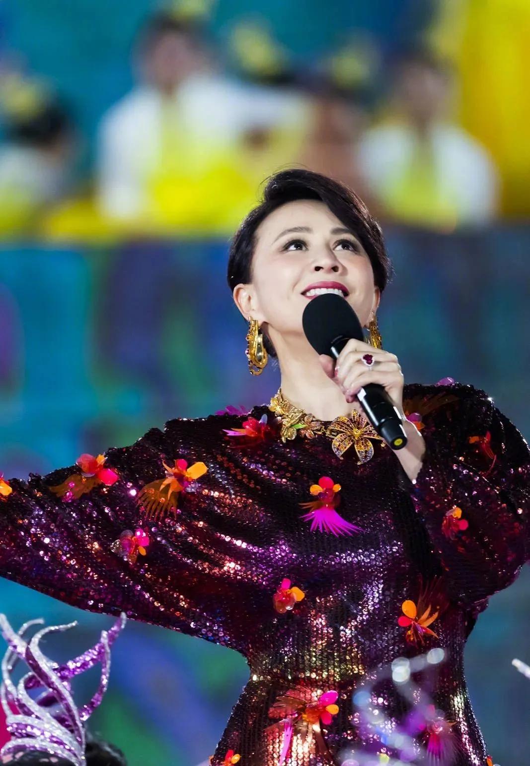 刘嘉玲登台献唱穿闪亮裙装秀3d身材顾前不顾后气质不像54岁