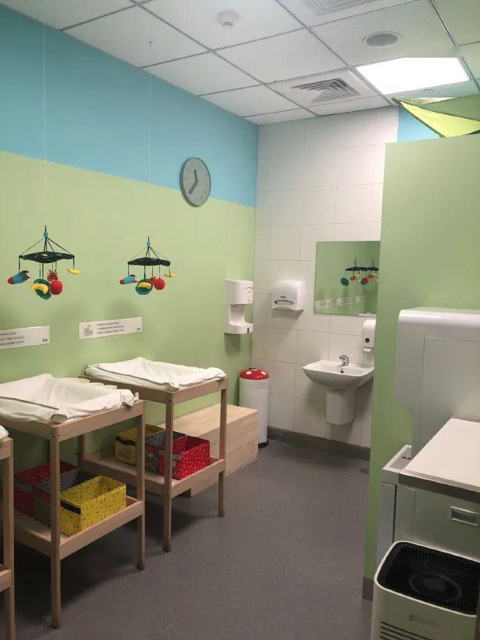 在这一点上,宜家做得比较到位,它的母婴室等功能区域全部是自营的产品