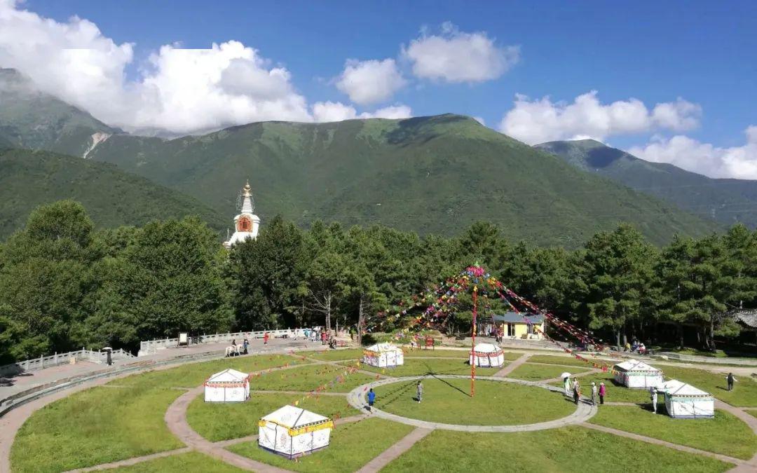 5h就能到康定,而康定的跑马山风景区就可以作为顺路耍的第一站,山顶有