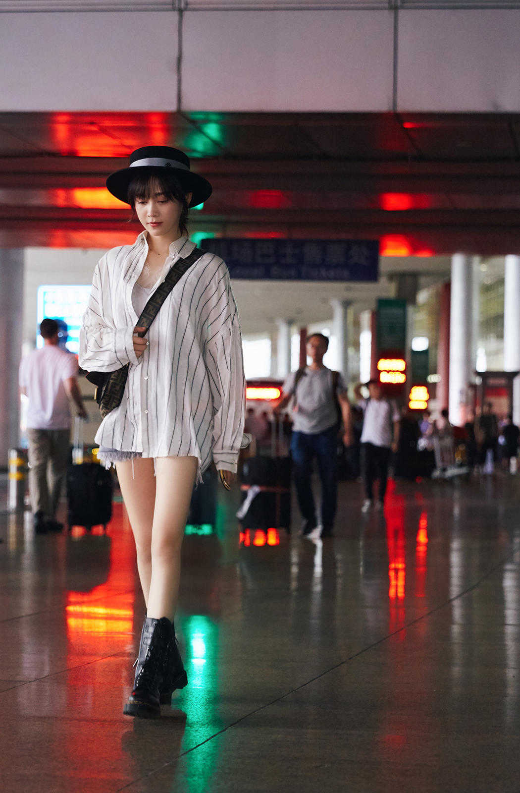 穿上牛仔短裤,正好将郑湫泓的一双美腿露了出来.