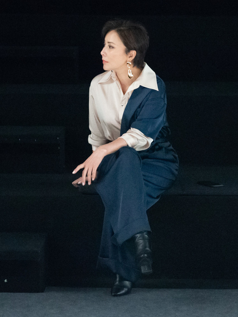 原创刘嘉玲可真时髦,连身装"一边豆腐,一边粽子",54岁干练优雅