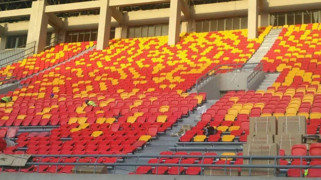 杨卫平告诉记者,颜色的搭配效果是通过计算机编程设计固定图案后严格