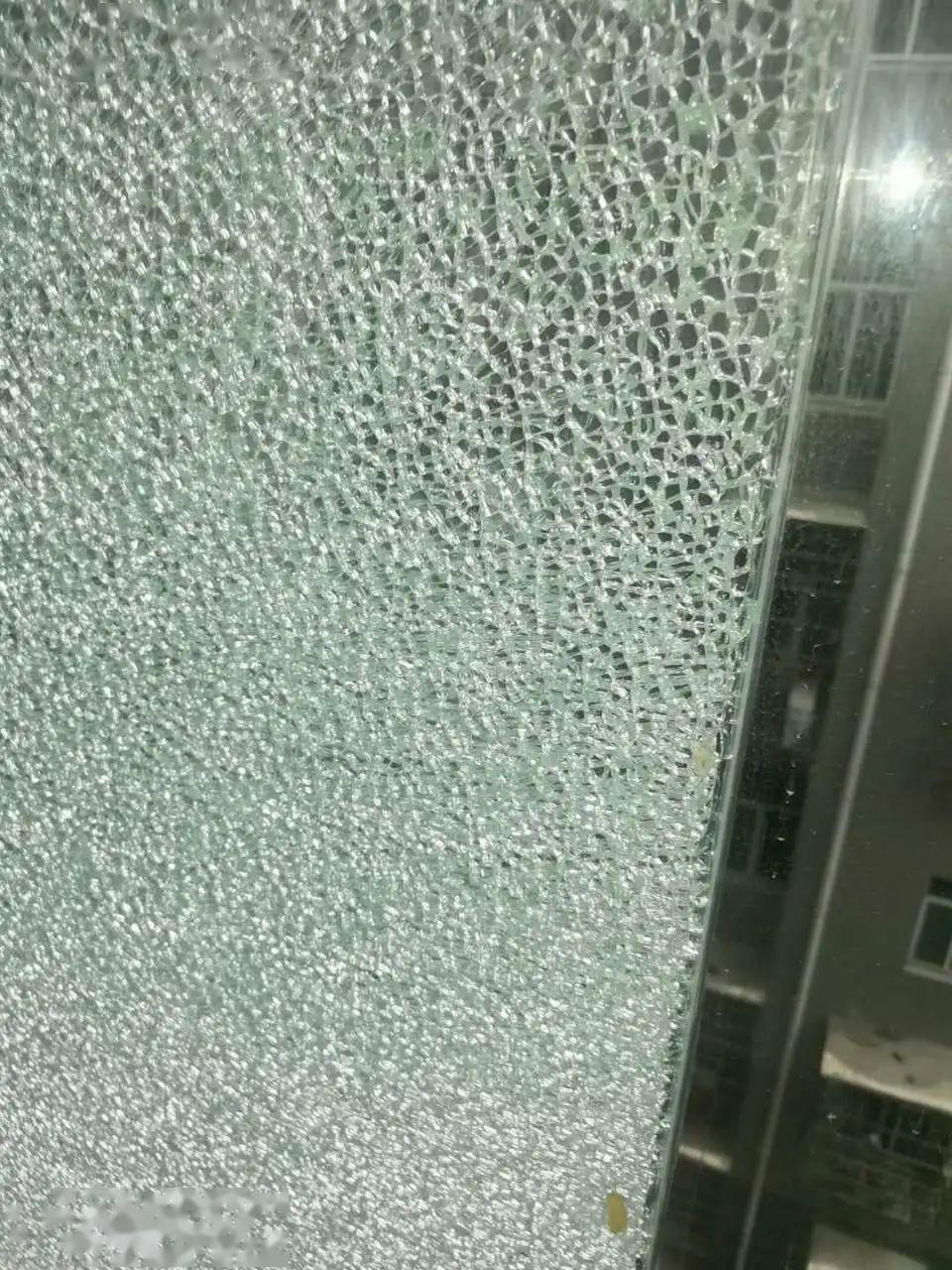 乾州九龙山庄许多住户家中玻璃被击碎业主已报案