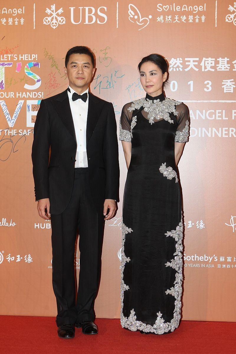 原创王菲罕见穿旗袍身高太优越贵气十足眼妆太浓了却显老不少