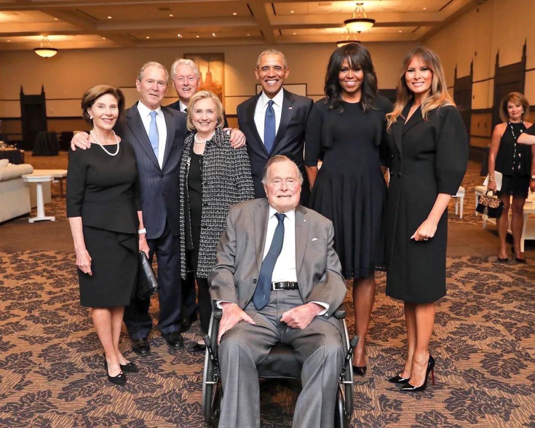 劳拉是小布什的结发妻子,在1995年至2000年担任德克萨斯州的第一夫人