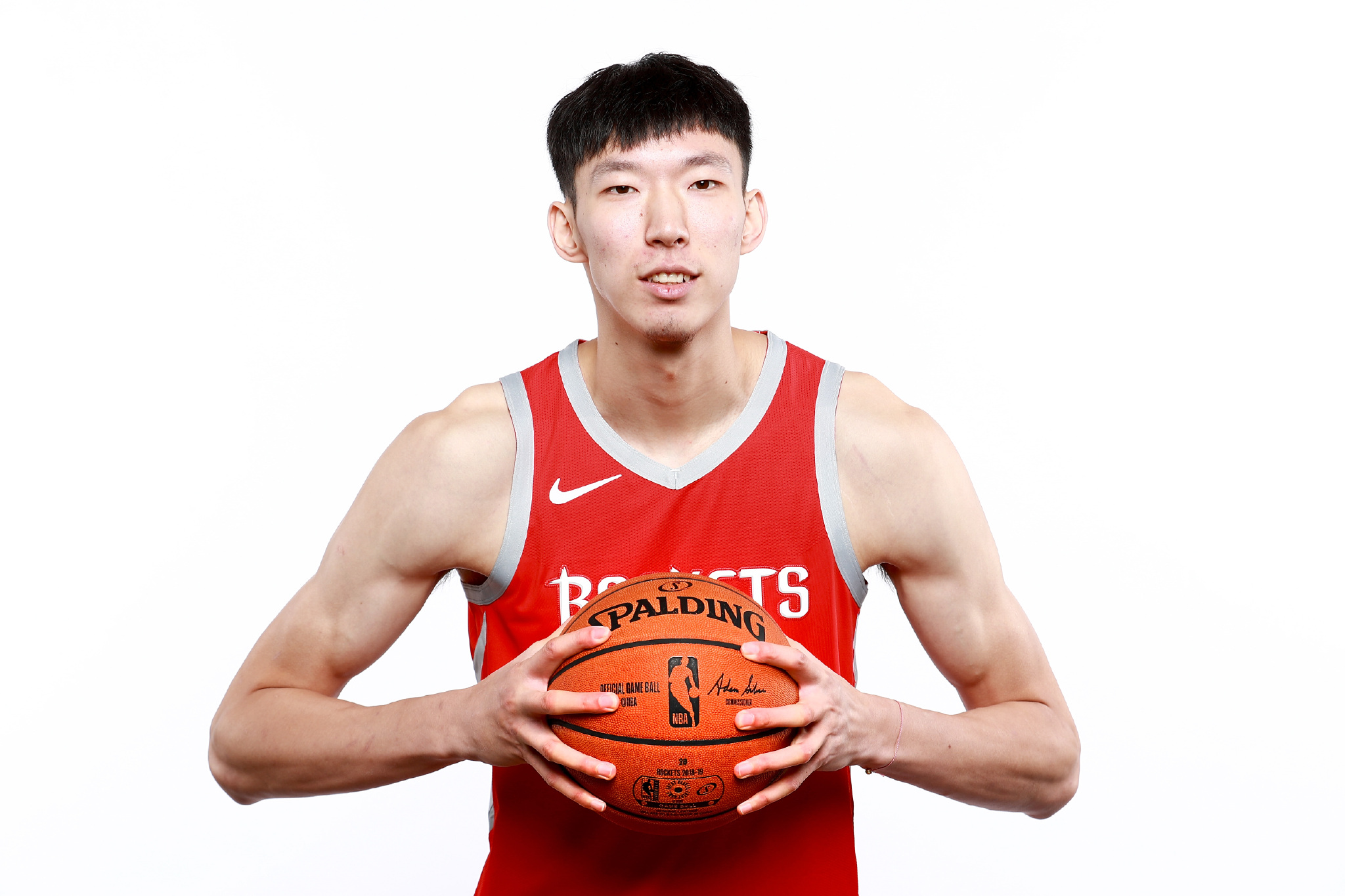 而对于国内球员来说,能够进入顶尖篮球舞台的nba也是梦寐以求的事.