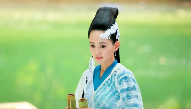 有人评价她称:"张定涵在明月心出场时的惊艳,在"铲雪大会"时展现出的