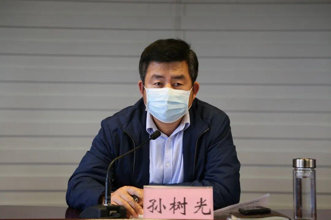 街道党工委副书记,办事处主任孙树光做会议总结讲话,就如何贯彻落实本