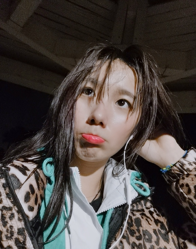 而姐姐鲍语晴退役后并没有跟随妹妹步入娱乐圈,而是成立了个体操