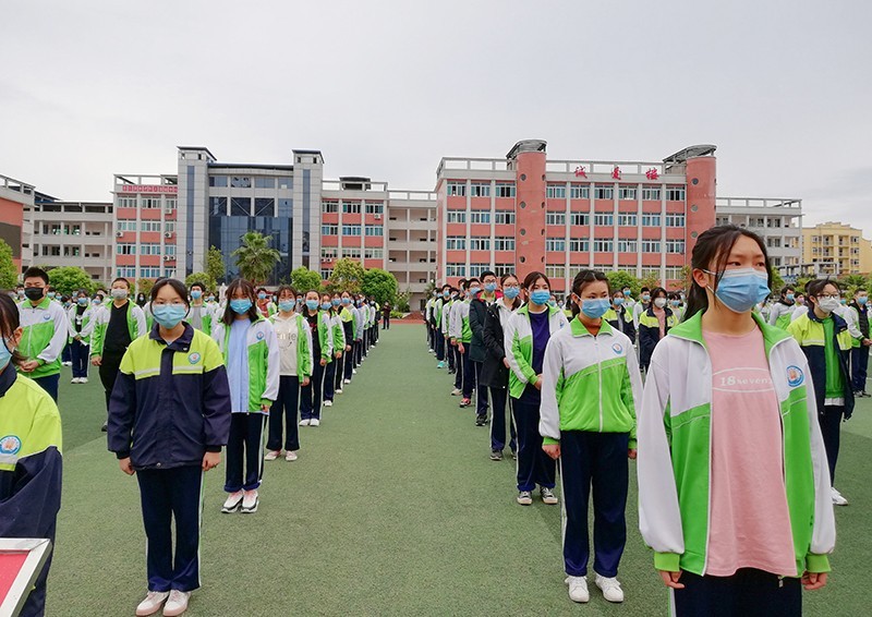 "4月11日上午,广安市岳池县东湖学校2020届近400名初三同学在该校举行