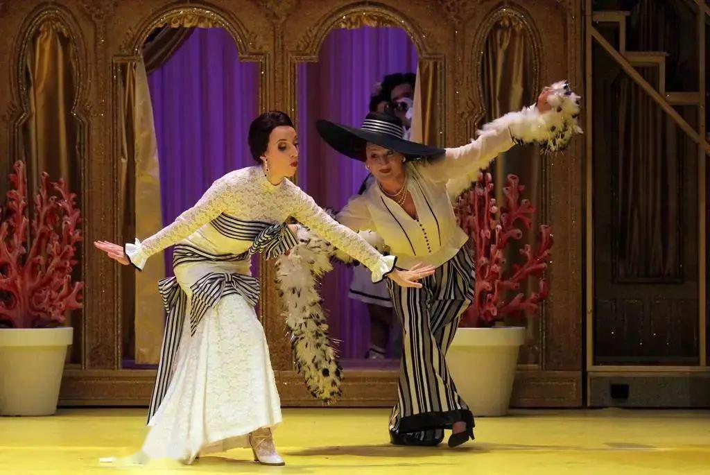 约翰·施特劳斯共创作过16部轻歌剧,其中最具代表性的有《蝙蝠》和