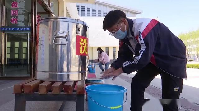 临夏中学政教处副主任高三年级a部部长 郭荷桥:在开学后我们会召集