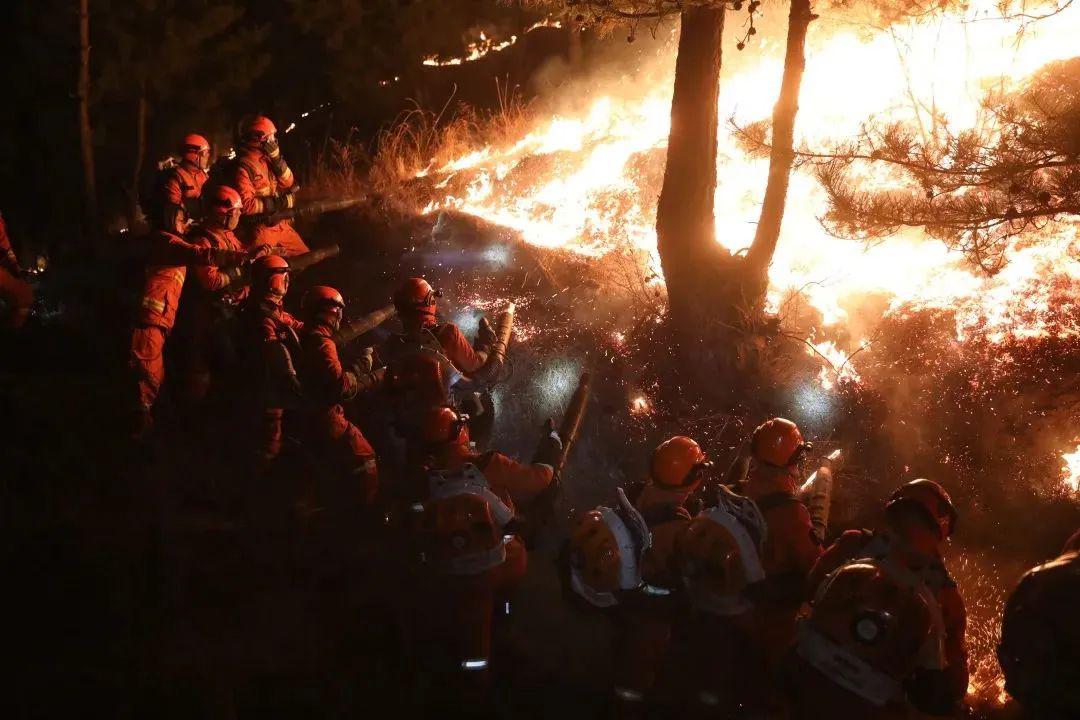 揭秘消防员冲进火海以后都是这样灭火的和想象中完全不一样