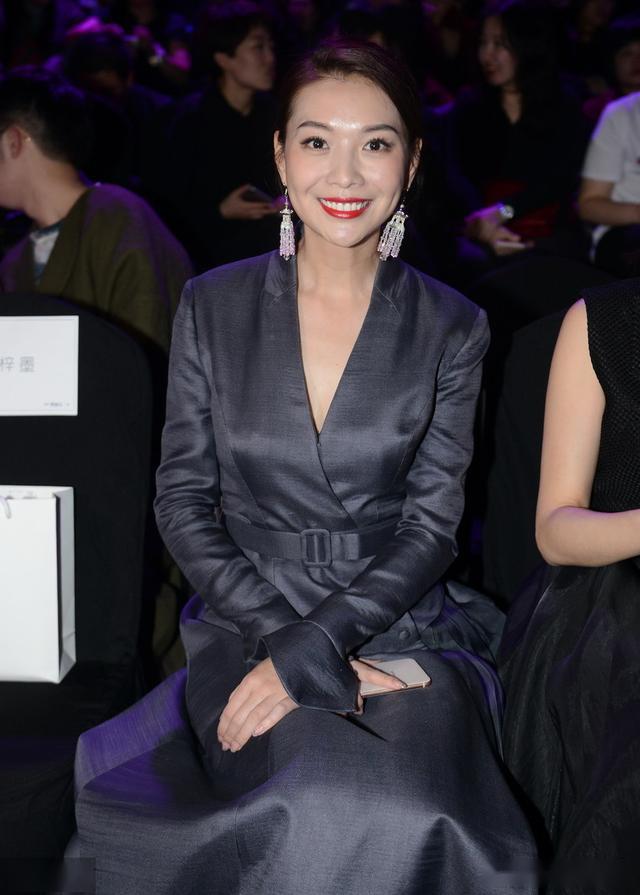 北京卫视气质美女主持栗坤 瞬间美多了!