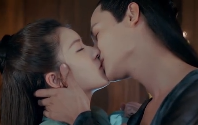 有种口红唇叫赵露思看到郑业成嘴唇才知道口红涂了多厚