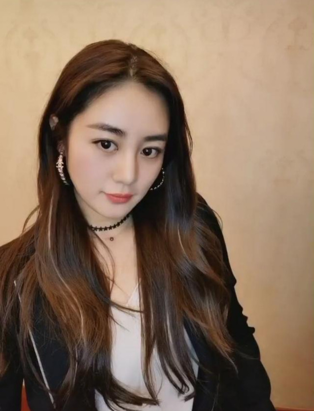 王小蒙毕畅一件开衫27800网友谢广坤开会同意了吗