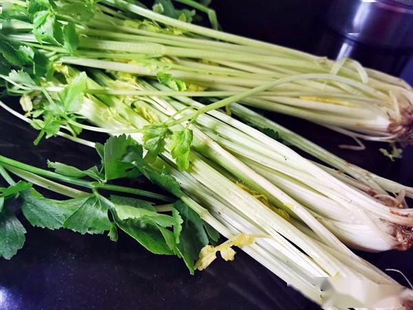 菜之美者,有云梦之芹,芹菜三吃,"芹"有独钟