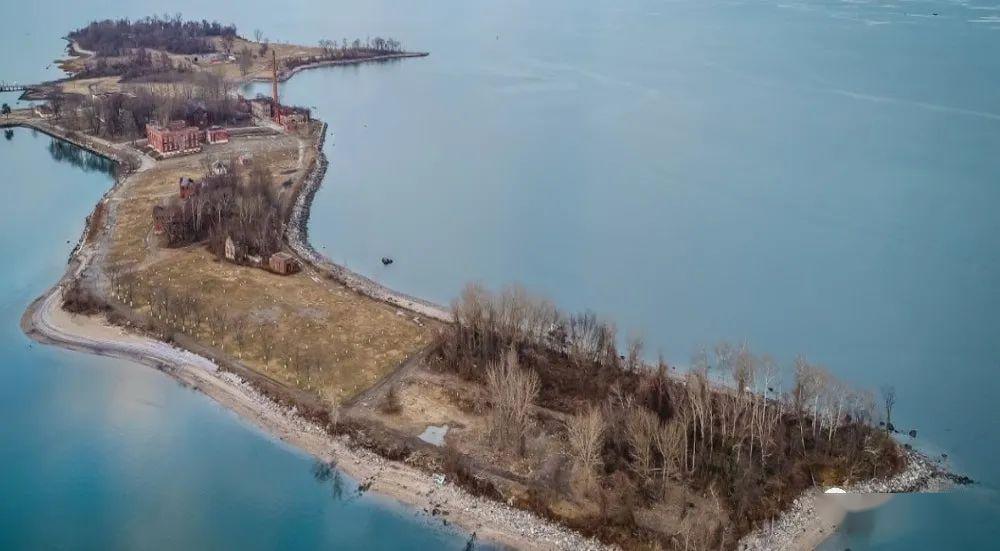 40具棺木2条壕沟航拍纽约哈特岛尸体埋葬不寒而栗